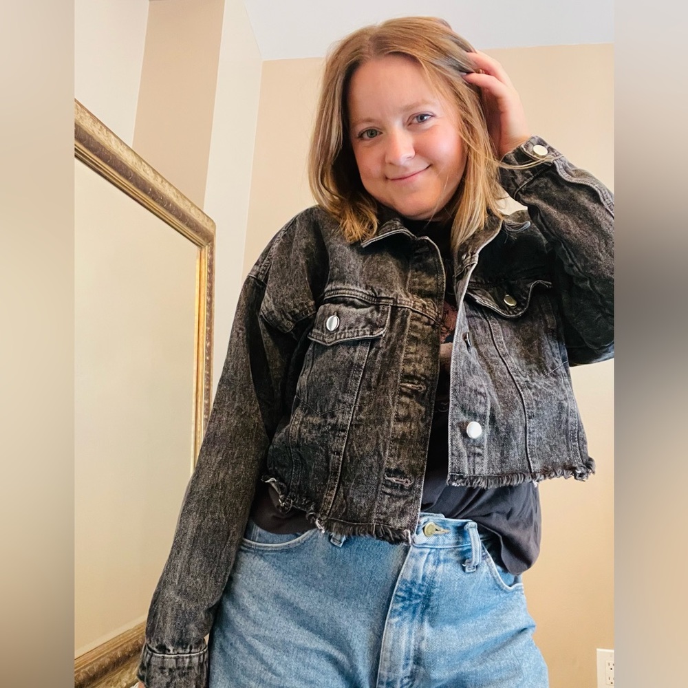 3/$25 🖤 Black Washed Cropped Denim JacketSize: Large
